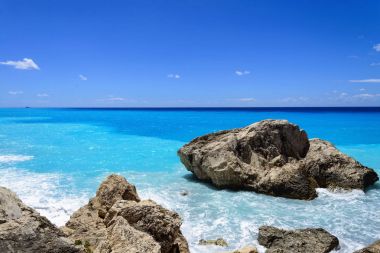 Tropikal plaj ve deniz büyük taşlarla