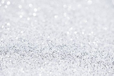 Gümüş beyaz parlak Noel ışıkları. 