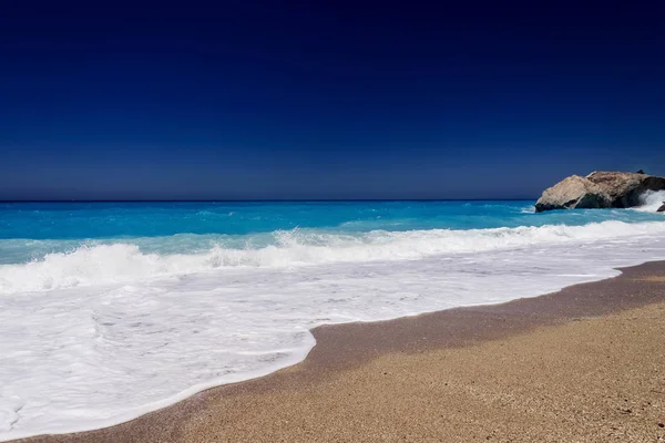 Belle plage de sable fin en été — Photo