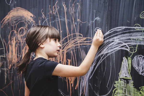 Belle Fille Dessinant Sur Tableau Noir Jeune Artiste Concept Liberté — Photo