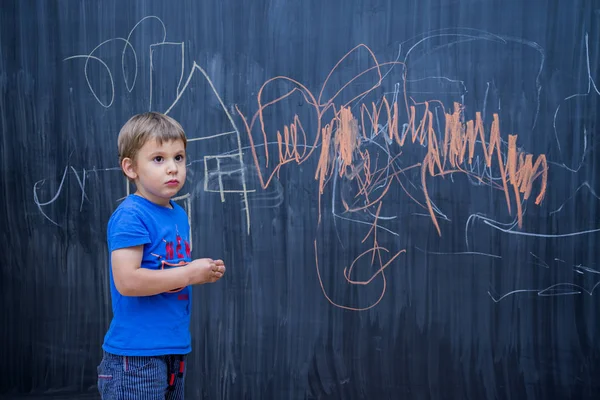 Beau Garçon Dessinant Sur Tableau Noir Jeune Artiste — Photo