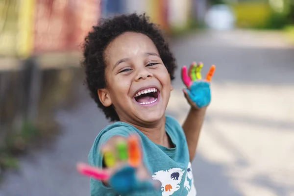 Belo Menino Feliz Com Mãos Pintadas — Fotografia de Stock