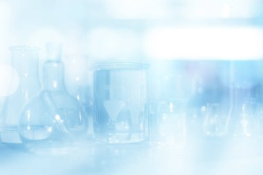 Laboratuvar şeffaf cam aletler. Kimya laboratuvarı için boş ekipman gerçekçi bir şekilde. Beher ve matara, kimyasal cam laboratuvar için şeffaf..