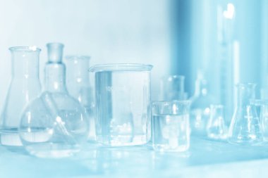 Laboratuvar şeffaf cam aletler. Kimya laboratuvarı için boş ekipman gerçekçi bir şekilde. Beher ve matara, kimyasal cam laboratuvar için şeffaf..