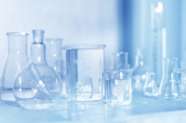 Laboratuvar şeffaf cam aletler. Kimya laboratuvarı için boş ekipman gerçekçi bir şekilde. Beher ve matara, kimyasal cam laboratuvar için şeffaf..