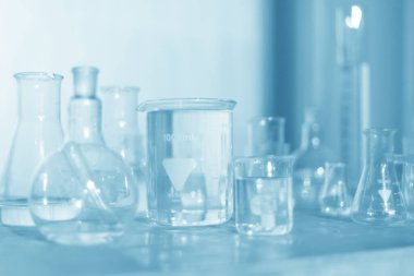 Laboratuvar şeffaf cam aletler. Kimya laboratuvarı için boş ekipman gerçekçi bir şekilde. Beher ve matara, kimyasal cam laboratuvar için şeffaf..