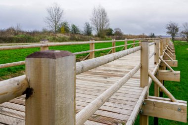 Göl kenarındaki eğlence parkında yeni bir ahşap geçit.