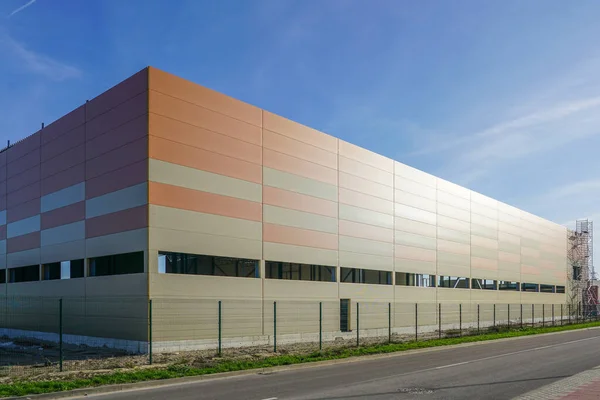 Fachada del nuevo edificio de fábrica de paneles de aluminio termoaislados —  Fotos de Stock