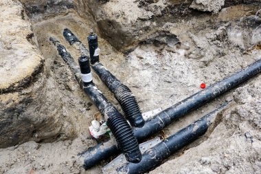 Yeraltı boru hattının yeniden inşası sırasında ısıtma boru hattının elementleri