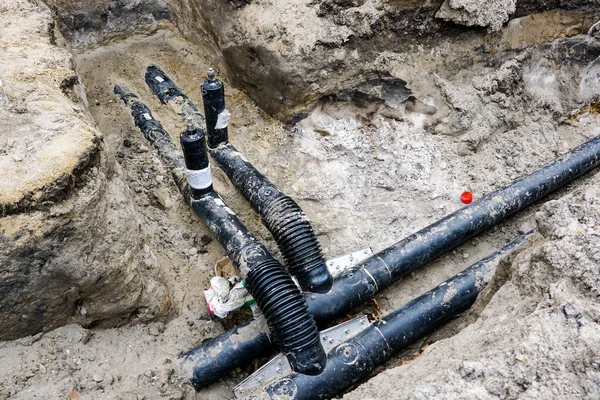 Yeraltı boru hattının yeniden inşası sırasında ısıtma boru hattının elementleri