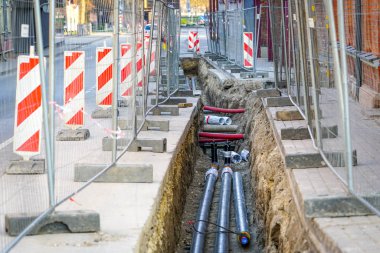 Şehir caddesindeki yeraltı ısıtma borularının değiştirilmesi