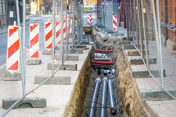 Földalatti távfűtési vezetékek cseréje a városi utcában — Stock Fotó