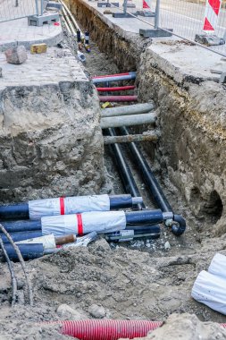 Şehir caddesindeki yeraltı ısıtma borularının değiştirilmesi