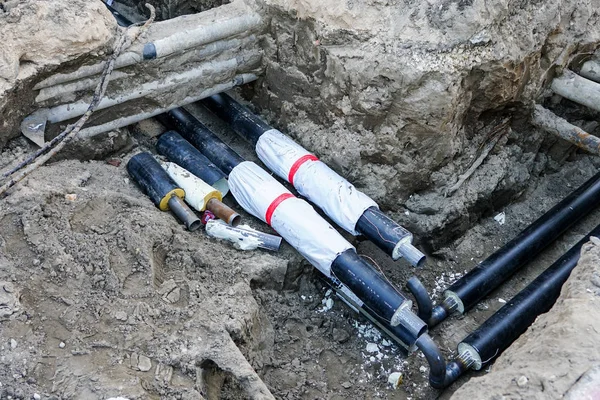 Substituição de tubos de aquecimento subterrâneos na rua da cidade — Fotografia de Stock