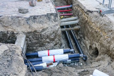 Şehir caddesindeki yeraltı ısıtma borularının değiştirilmesi
