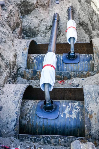 Замена подземных труб центрального теплоснабжения на городской улице — стоковое фото