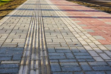 Bisiklet yolu ve görme engelliler için kılavuz ilkeleri olan yeni asfalt kaldırım.