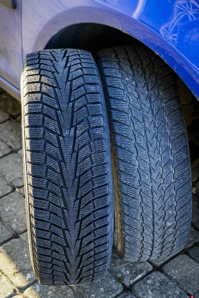 Neumático de invierno del coche nuevo y usado antes de cambiar neumáticos — Foto de Stock
