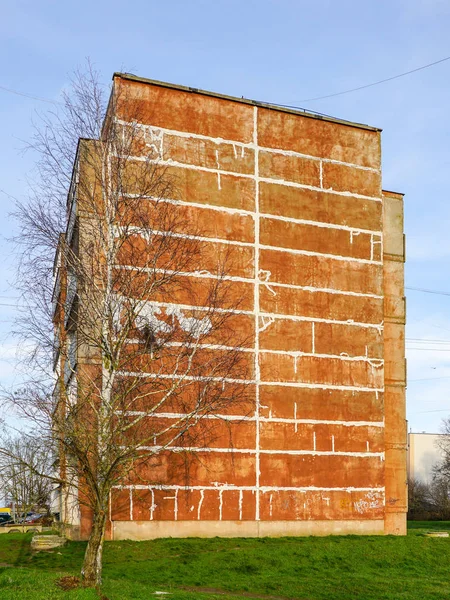 Fünfstöckiges Mehrfamilienhaus aus Stahlbeton mit neu versiegelten Plattennähten — Stockfoto