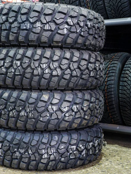 Novo conjunto de pneus de barro e terreno offroad — Fotografia de Stock
