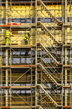 Apartman cephesinin termal yalıtımını yapmak için evin etrafına iskele döşeyeceğiz.