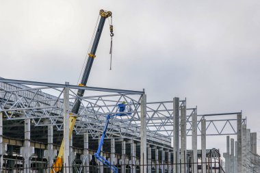 Eski bir fabrika binasının yeniden inşası ve uzantısı