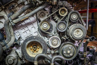 Arabadan fosil yakıt motoru çıkarıldı.