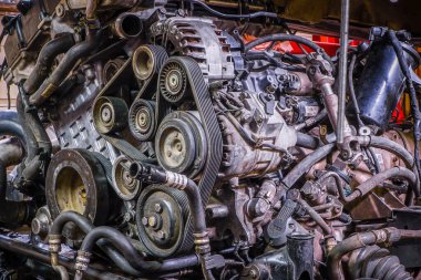 Arabadan fosil yakıt motoru çıkarıldı.
