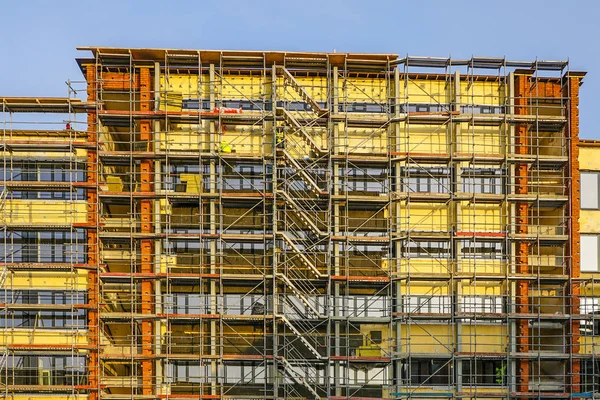 Impalcatura intorno alla casa per installare l'isolamento termico della facciata dell'edificio appartamento — Foto Stock