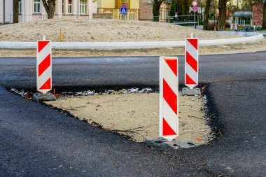 Yeni bir altyapı nesnesi inşaatı, şehirde bir otomobil kavşağı