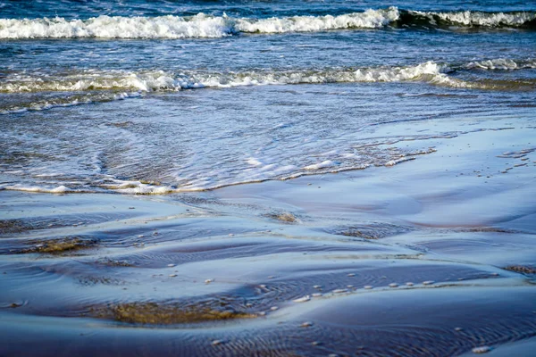 Морські хвилі на узбережжі Балтійського моря у вітряну погоду. — стокове фото