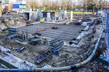 Şehirde yeni bir modern binanın inşaatı