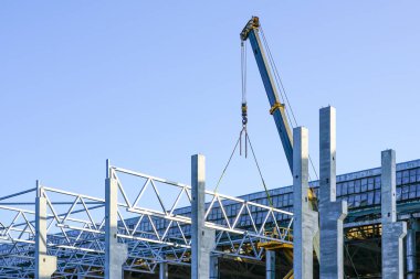 Modern bir fabrikanın gövdesinin inşası, metal kirişlerin birleştirilmesi