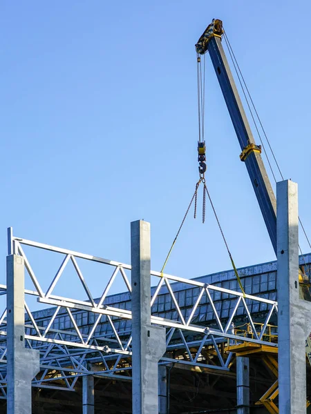 近代的な工場の建設、金属のトラスの組み立て、 — ストック写真