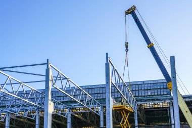 Modern bir fabrikanın gövdesinin inşası, metal kirişlerin birleştirilmesi