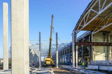 Modern bir fabrikanın gövdesinin inşası, metal kirişlerin birleştirilmesi