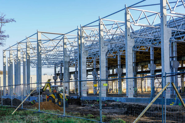 construction of the body of a modern factory, assembly of metal trusses