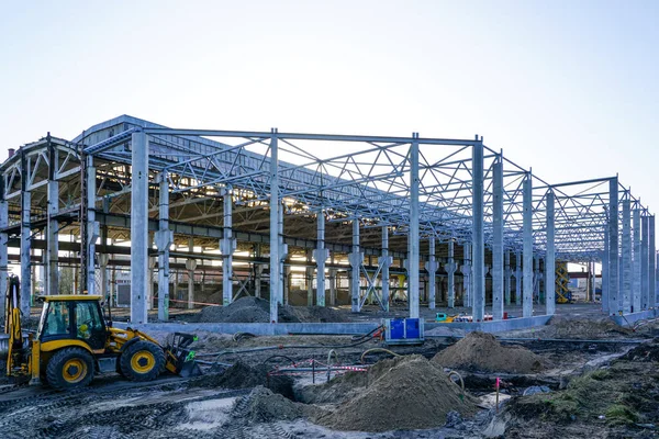 Modern bir fabrikanın gövdesinin inşası, metal kirişlerin birleştirilmesi