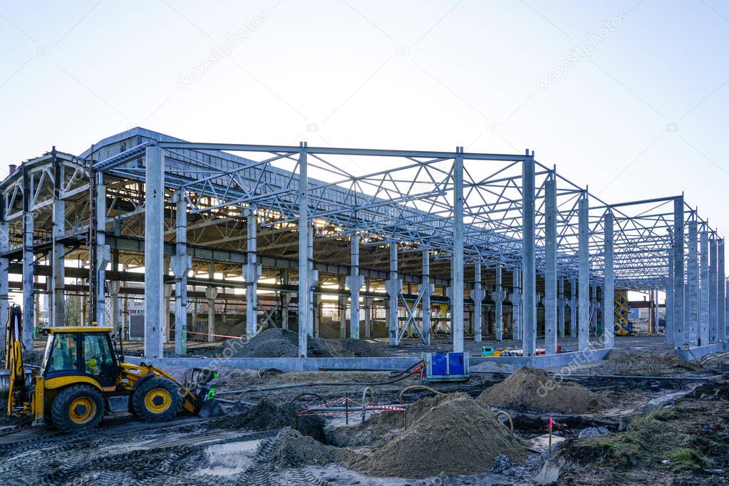 construction of the body of a modern factory, assembly of metal trusses