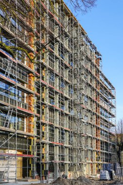 Apartman cephesinin termal yalıtımını yapmak için evin etrafına iskele döşeyeceğiz.