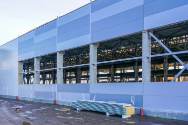 Çelik sandviç panelleri kullanan yeni bir fabrika binasının duvar montajı