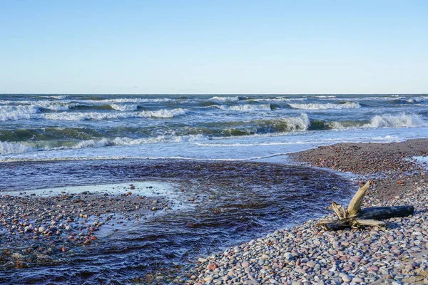 Costa Del Mar Báltico Pequeña Desembocadura Del Río Mar Tormentoso — Foto de Stock