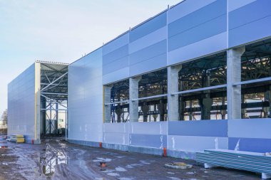 Çelik sandviç panelleri kullanan yeni bir fabrika binasının duvar montajı