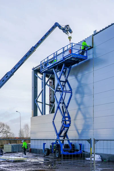 sandwich panels wall mounting using crane and scissor lift