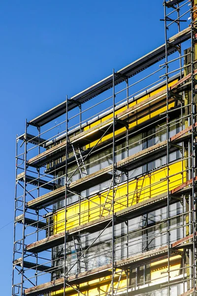 House facade renovation and thermal insulation, scaffolding — Stock Photo, Image