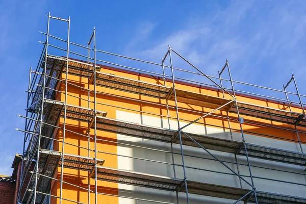 Fasadrenovering och värmeisolering, byggnadsställningar — Stockfoto