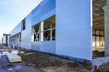 Çelik sandviç panelleri kullanan yeni bir fabrika binasının duvar montajı