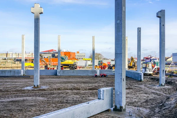 yeni bir alışveriş merkezi inşaatı, vakıf montajı ve beton destekler