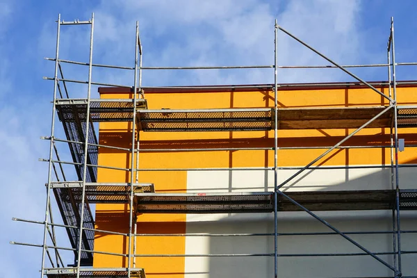 Casa Ristrutturazione Facciata Isolamento Termico Ponteggi Sfondo Cielo Blu — Foto Stock