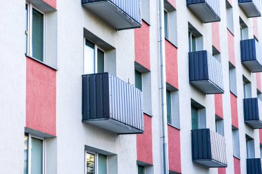 Renkli ve termal yalıtımlı apartman cephesi